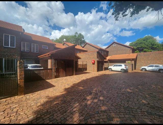 2 BEDROOM TOWNHOUSE FOR SALE IN PIERRE VAN RYNEVELD